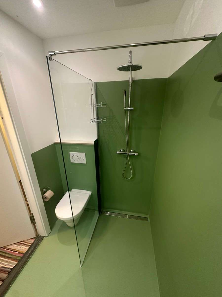 Moderne Badsanierung mit Regendusche